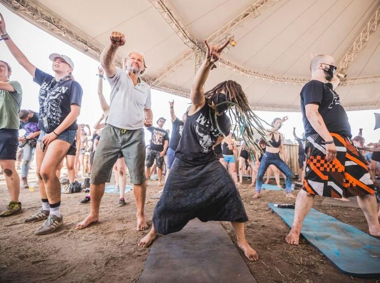 Variasi Yoga Unik, Telanjang hingga Diiringi Musik Metal
