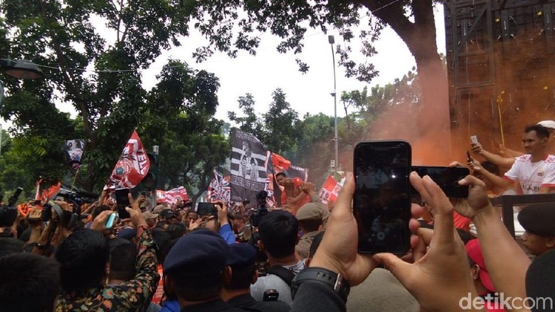 Disambut Anies, Massa Pawai Persija Juara Tiba di Balai Kota Disambut Anies, Massa Pawai Persija Juara Tiba di Balai Kota