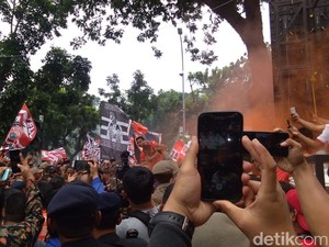 Disambut Anies, Massa Pawai Persija Juara Tiba di Balai Kota