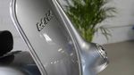 Keren! Vespa Ini Punya Satu Ban dan Berbekal Listrik