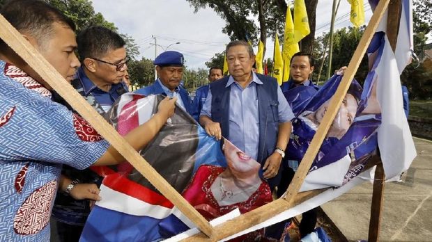 Andi Arief Sebut Pelaku Perobekan Bendera Orang Dekat PDIP