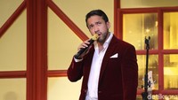 Penyanyi Maruli Tampubolon hadir membawakan lagu-lagu Natal.