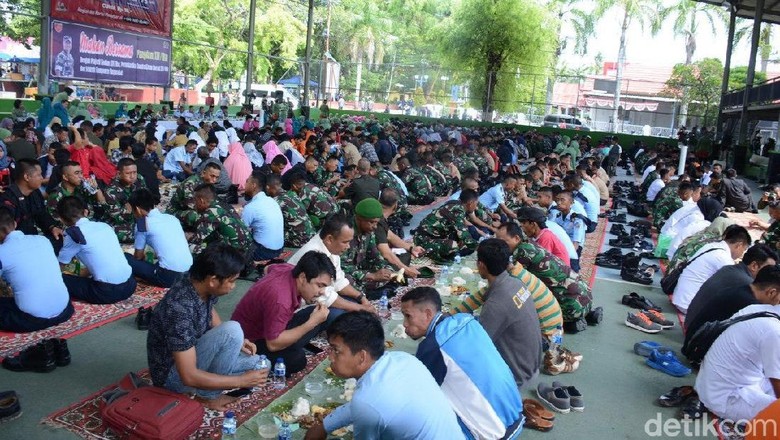 Hari Juang Kartika di Bone, TNI Makan Melantai Bareng Warga Hari Juang Kartika di Bone, TNI Makan Melantai Bareng Warga