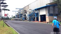 PLTP Kamojang sendiri tak hanya menjual listrik namun juga uap panas bumi yang nantinya diproses menjadi listrik juga. Listrik tersebut dijual ke PT Pembangkit Listrik Negara (PLN) dan terintegrasi dengan listrik Jawa-Bali.