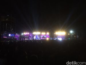 Makin Malam, Warga Kian Padati Panggung Utama Sweet 17 Transmedia