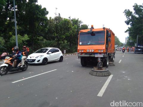 Massa Pawai Persija Tinggalkan Balkot, Pasukan Oranye Bersih-bersih