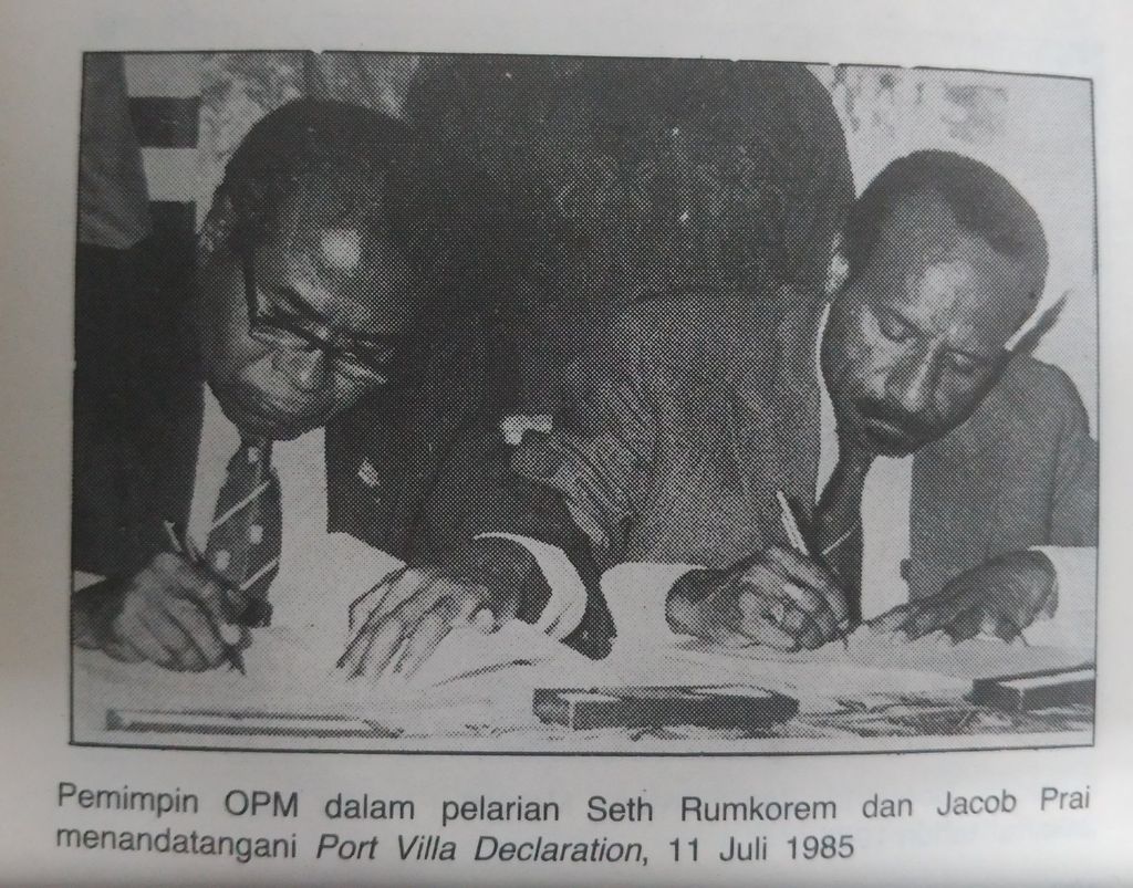 Dua tokoh OPM, Seth Roemkorem dan Jacob Prai (Buku John RG Djopari)