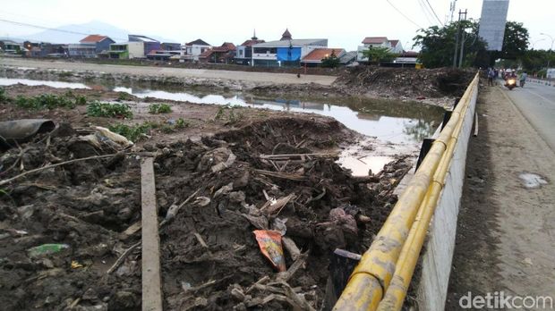 Melihat Tumpukan Sampah di Banjir Kanal Timur Semarang 