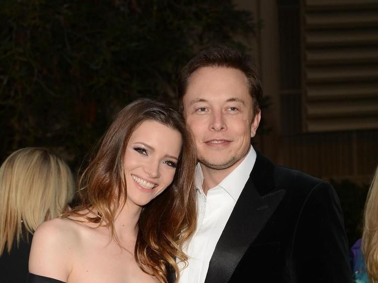 BURBANK, CA - SEPTEMBER 29:  Talulah Riley and Elon Musk arrive at the 22nd Annual Environmental Media Awards on Saturday Sept. 29, 2012, at Warner Bros. Studios in Burbank, Calif.  (Photo by Jason Merritt/Getty Images)
