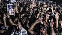Saat Iwan Fals naik panggung, penonton benar-benar histeris.