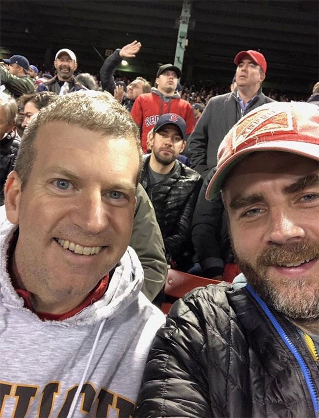 Aktor John Krasinski ikut menatap ke kamera saat dua pria ini berfoto selfie. Seolah mereka mengambil foto bertiga. Foto: Dok. Bored Panda