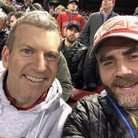 Aktor John Krasinski ikut menatap ke kamera saat dua pria ini berfoto selfie. Seolah mereka mengambil foto bertiga. Foto: Dok. Bored Panda