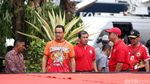 Gaya Anies Baswedan Sambut Massa Pawai Persija