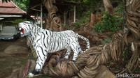 Kekaran pohon Raga Sakti dikuatkan dengan keberadaan patung Harimau Lawuk. Harimau berwarna putih ini jadi simbol peliharaan Pangeran Cakrabuana atau Mbah Kuwu Sangkan. (Sudirman Wamad/detikTravel)