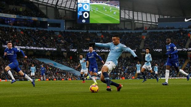 Gabriel Jesus mencetak gol pertama Manchester City ke gawang Everton. (