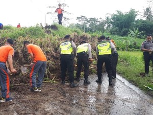 Hujan Deras Bikin Sawah Longsor dan Putus Saluran PDAM di Blitar