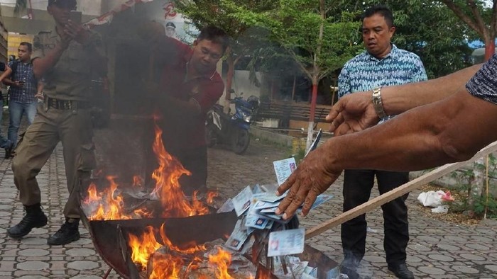 24 Ribu e-KTP Invalid di Banda Aceh Dibakar