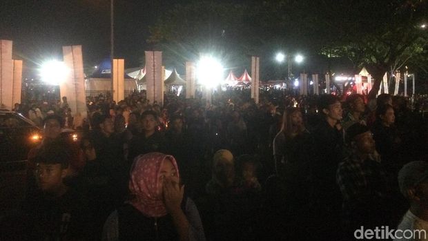 Makin Malam, Warga Kian Padati Panggung Utama Sweet 17 Transmedia
