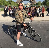 Photobomb selebriti paling epic. Arnold Schwarzenegger curi-curi kesempatan ikut berpose di depan saat rombongan turis membuat foto grup di depan Menara Eiffel. Bukannya kesal momen berfotonya diganggu, mereka justru senang. Foto: Dok. Bored Panda