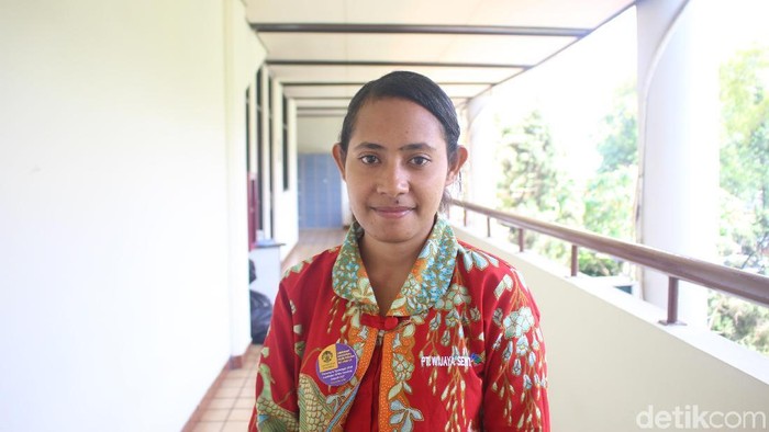 Novita Gorbay, Perawat yang rela terombang-ambing di laut demi pasien. Foto: Kireina S. Cahyani Novita Gorbay, Perawat yang rela terombang-ambing di laut demi pasien. Foto: Kireina S. Cahyani