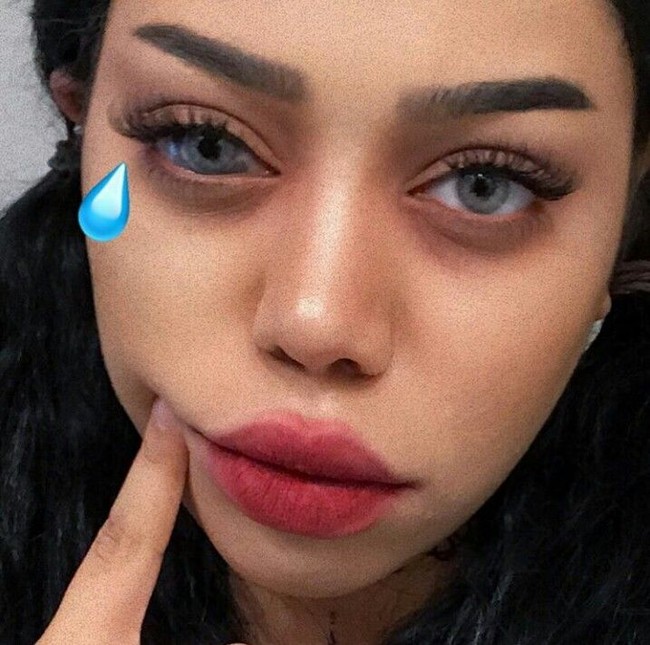 Penampilan uniknya itu menjadi sorotan netizen. Lantaran bentuk korneanya tampak lebih besar dibanding mata sebelahnya. Foto: Instagram/@sonialeslie