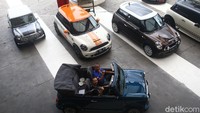 Salah satu mobil Mini Cooper beratap terbuka.