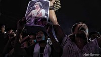 Penonton membawa foto Iwan Fals.