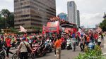 Foto: Aksi Anies Naik Bus Tingkat di Pawai Persija Juara