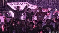 Hujan yang turun tidak membuat penonton bubar.