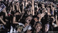 Ribuan penonton menyaksikan penampilan musisi dalam HUT Transmedia ke-17.