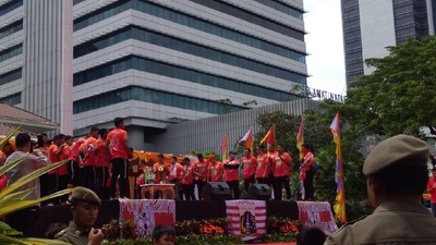 Foto: Kemeriahan Pawai Persija Juara hingga Serahkan Trofi ke Anies