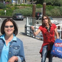 Wanita ini sudah siap berpose. Tapi diganggu oleh vokalis band rock Aerosmith, Steven Tyler. Foto: Dok. Bored Panda