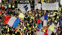 Demonstrasi massal rompi kuning pun dimulai pada 17 November di seluruh Prancis. Massa mengenakan jaket berpendar dengan visibilitas tinggi melakukan aksi demonstrasi. REUTERS/Jean-Paul Pelissier