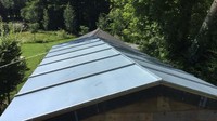 Rumah berjalan ini menggunakan panel surya sebagai sumber energi sekaligus atap. Inhabitat/Nicole Jewell.