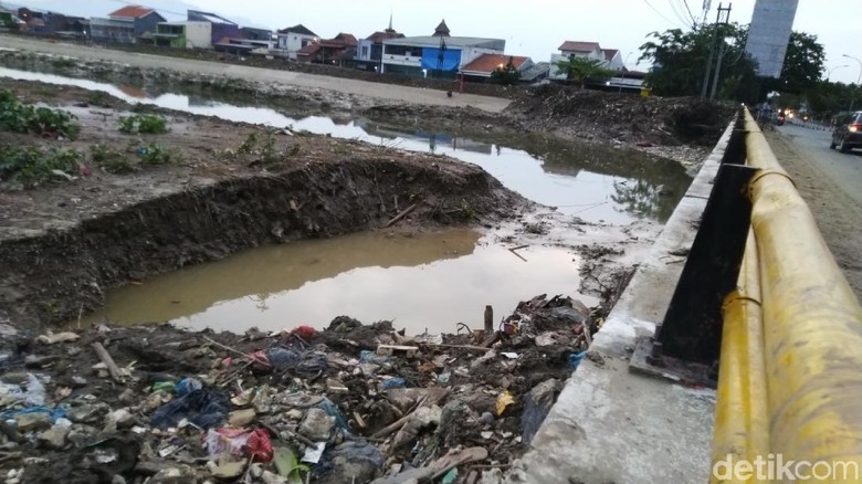 Melihat Tumpukan Sampah di Banjir Kanal Timur Semarang