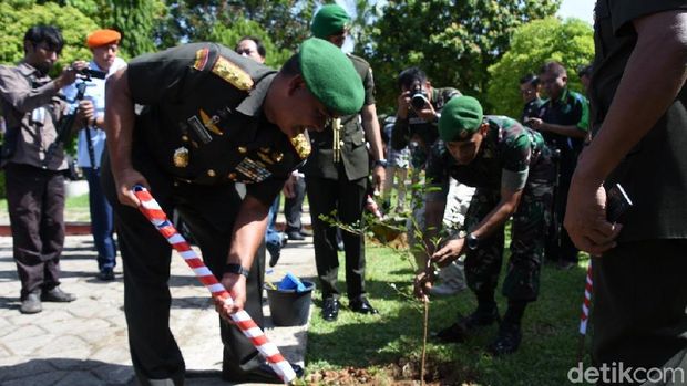 Hari Juang Kartika di Bone, TNI Makan Melantai Bareng Warga