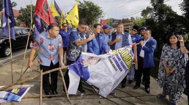 Rivalitas Lama Demokrat-PDIP Terpantik Spanduk Robek di Riau