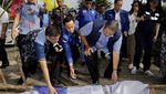 Potret Sedihnya SBY Baliho-Bendera PD Dibuang ke Parit