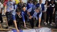 SBY menambahkan, dirinya telah memerintahkan jajarannya untuk menurunkan seluruh atribut PD yang terpasang di Riau. SBY mengungkapkan, lebih baik mengalah daripada menyaksikan atribut PD dirusak.