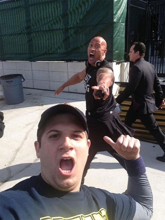 Dwayne Johnson alias The Rock memang dikenal sebagai selebriti yang ramah. Tapi tak disangka dia juga bisa jahil dengan berpose konyol saat salah satu pria sedang berfoto selfie. Foto: Dok. Bored Panda