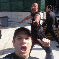 Dwayne Johnson alias The Rock memang dikenal sebagai selebriti yang ramah. Tapi tak disangka dia juga bisa jahil dengan berpose konyol saat salah satu pria sedang berfoto selfie. Foto: Dok. Bored Panda