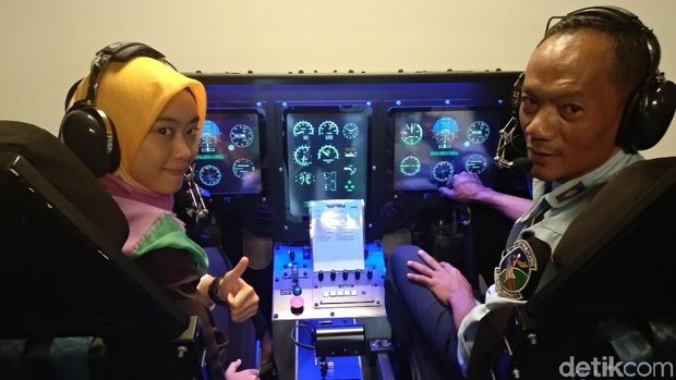 Jurnalis detikHealth menjajal simulasi penerbangan dengan kondisi ilusi visual (Foto: detikHealth)