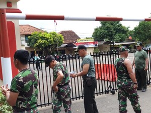 TNI dan Polri Bersih-bersih Mapolsek Ciracas Usai Diserang Massa
