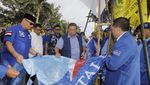 Potret Sedihnya SBY Baliho-Bendera PD Dibuang ke Parit