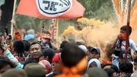 Di balik kegembiraan tersebut, anak-anak itu harus rela melawan teriknya sinar matahari.