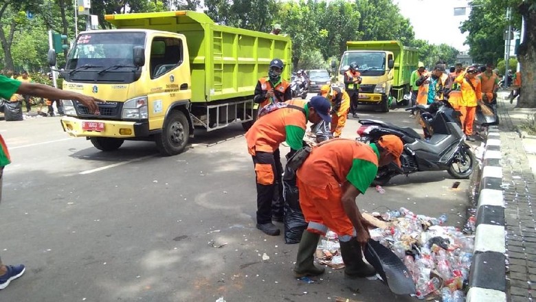 Massa Pawai Persija Tinggalkan Balkot, Pasukan Oranye Bersih-bersih Massa Pawai Persija Tinggalkan Balkot, Pasukan Oranye Bersih-bersih