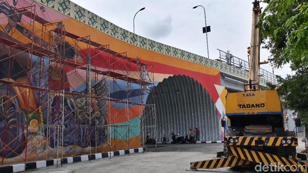 Ini Dia Mural Klasik Futuristik 'Pembungkus' Flyover Manahan Solo 