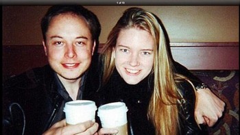 Istri pertamanya wanita menawan bernama Justine Wilson, teman kampus yang ia nikahi pada tahun 2000. Justine waktu itu tak hanya mengencani Elon, ia sejenis wanita yang suka petualangan. Tapi akhirnya dia melabuhkan hati pada Elon. Foto: istimewa
