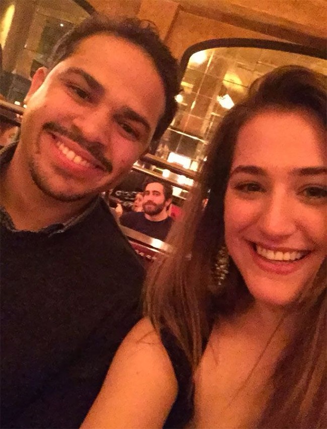 Jake Gyllenhaal jadi orang ketiga di antara pasangan ini. Dengan ikutan photobomb saat mereka selfie. Foto: Dok. Bored Panda