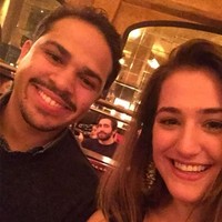 Jake Gyllenhaal jadi orang ketiga di antara pasangan ini. Dengan ikutan photobomb saat mereka selfie. Foto: Dok. Bored Panda